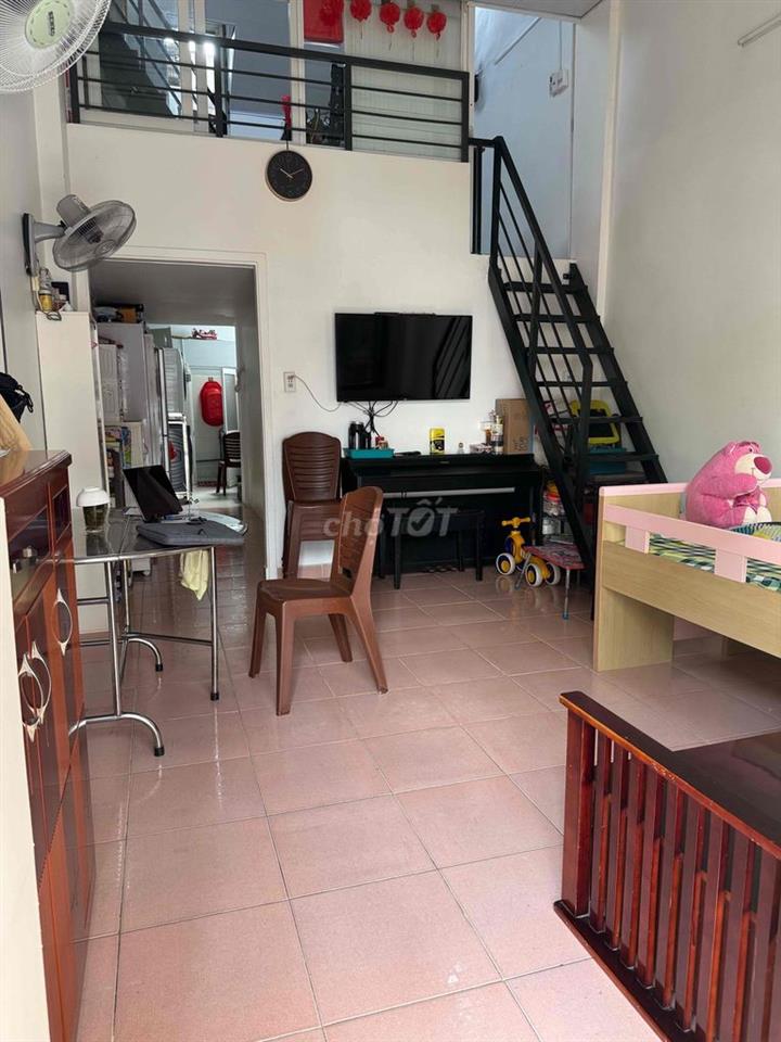 Căn hộ tầng 1 của chung cư 1 trệt 1 lầu, cầu thang riêng
