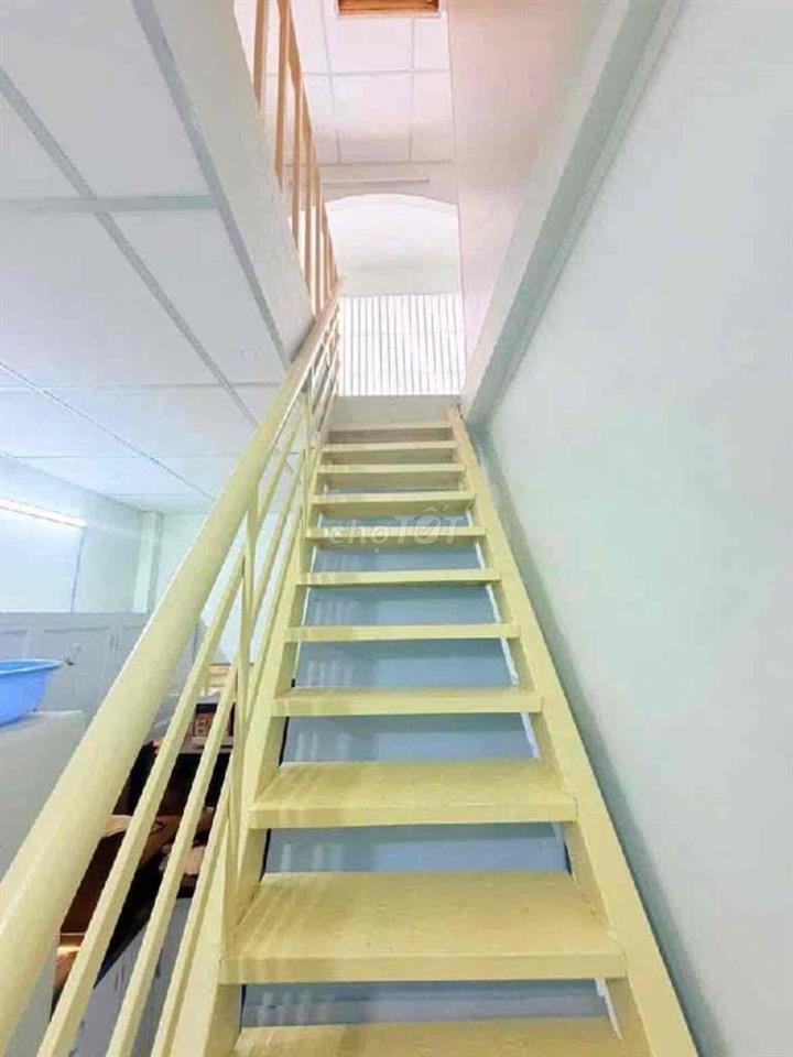 cho thuê nhà 2 lầu căn góc 2 mặt tiền đường số Quận 4