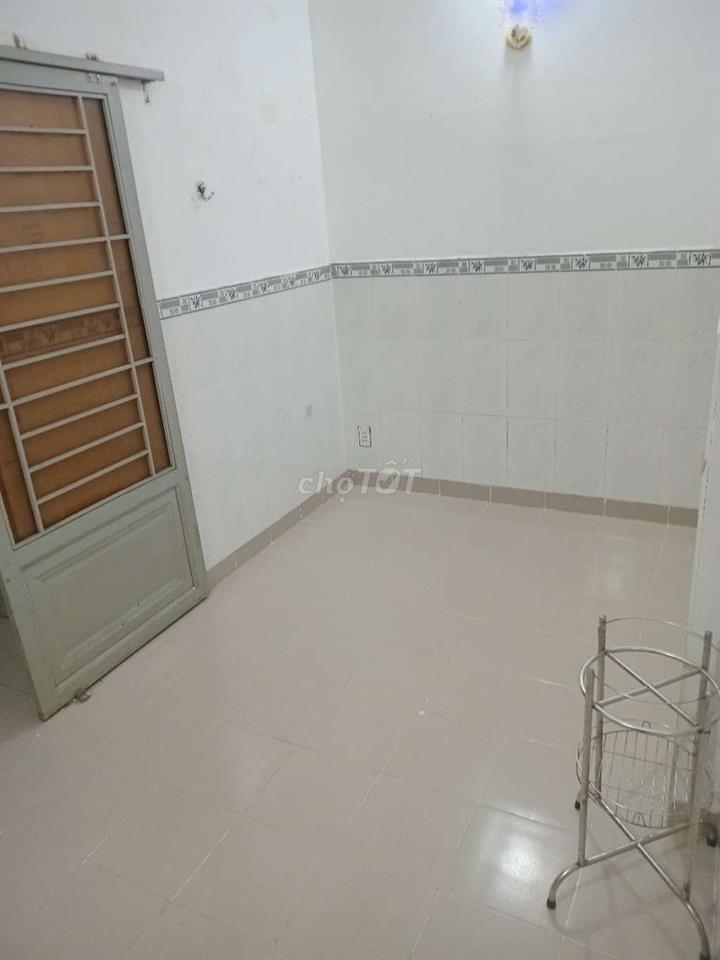 phòng full gạch men WC riêng free wifi free gữu xe