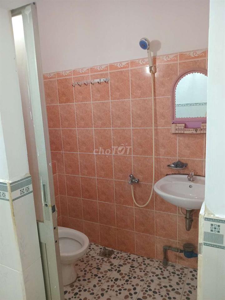 phòng full gạch men WC riêng free wifi free gữu xe