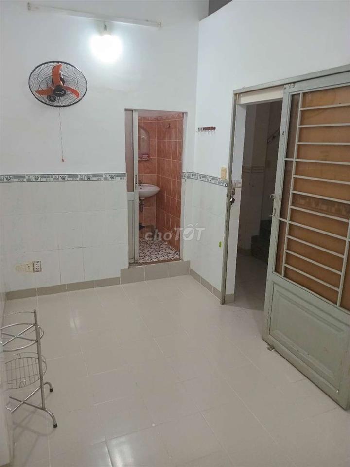 phòng full gạch men WC riêng free wifi free gữu xe