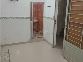 phòng full gạch men WC riêng free wifi free gữu xe