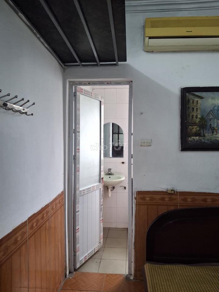 Cho thuê phòng. Ưu tiên Nam. Có tủ, giường, điều hòa, nóng lạnh. Vskk.
