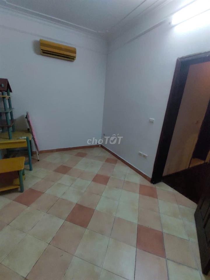 nhà nguyên căn, 3 tầng 4 PN 3 WC gần ngã tư Ô Chợ Dừa cạnh bến xe buýt