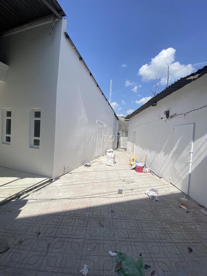 Chính chủ cần bán 208m2 đất có sẵn 2 căn nhà ở cổng KCN Mỹ Phước 3 