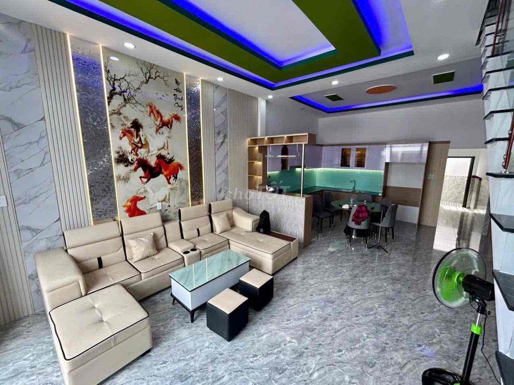nhà ngộp cần bán gấp , ngay trung tâm