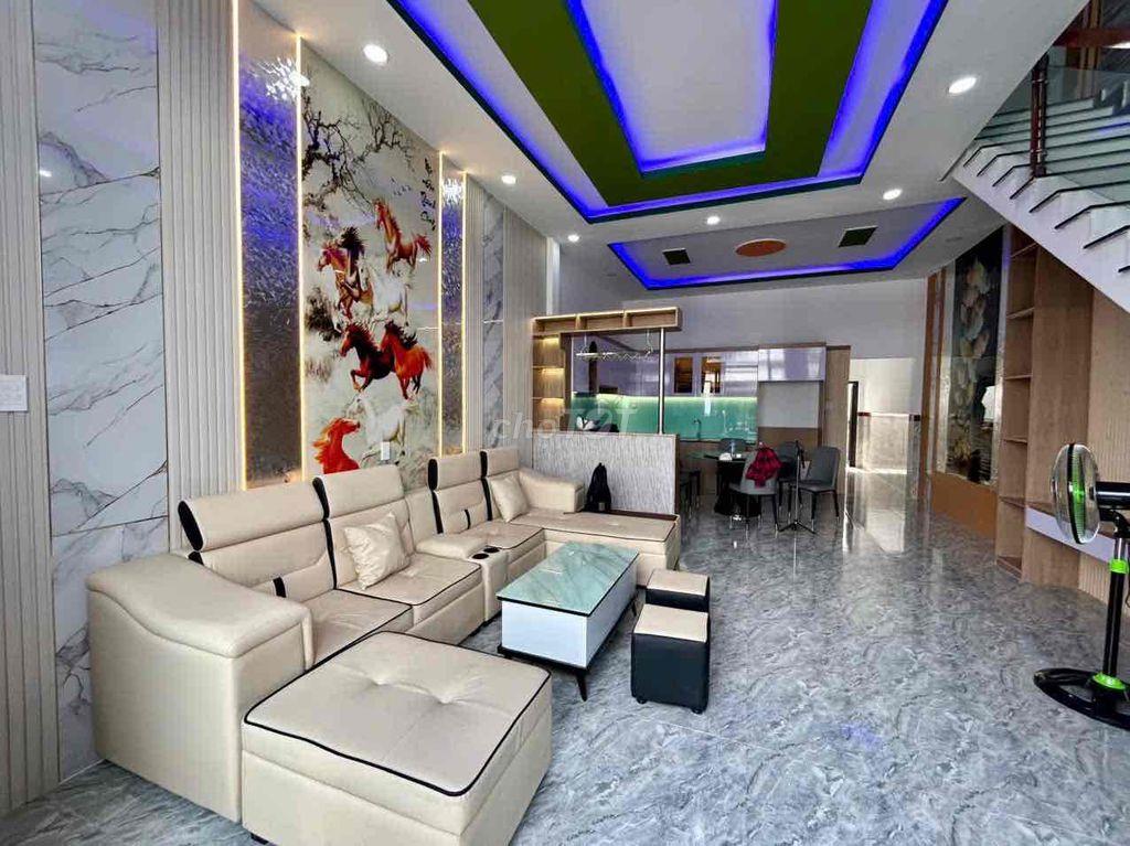 nhà ngộp cần bán gấp , ngay trung tâm