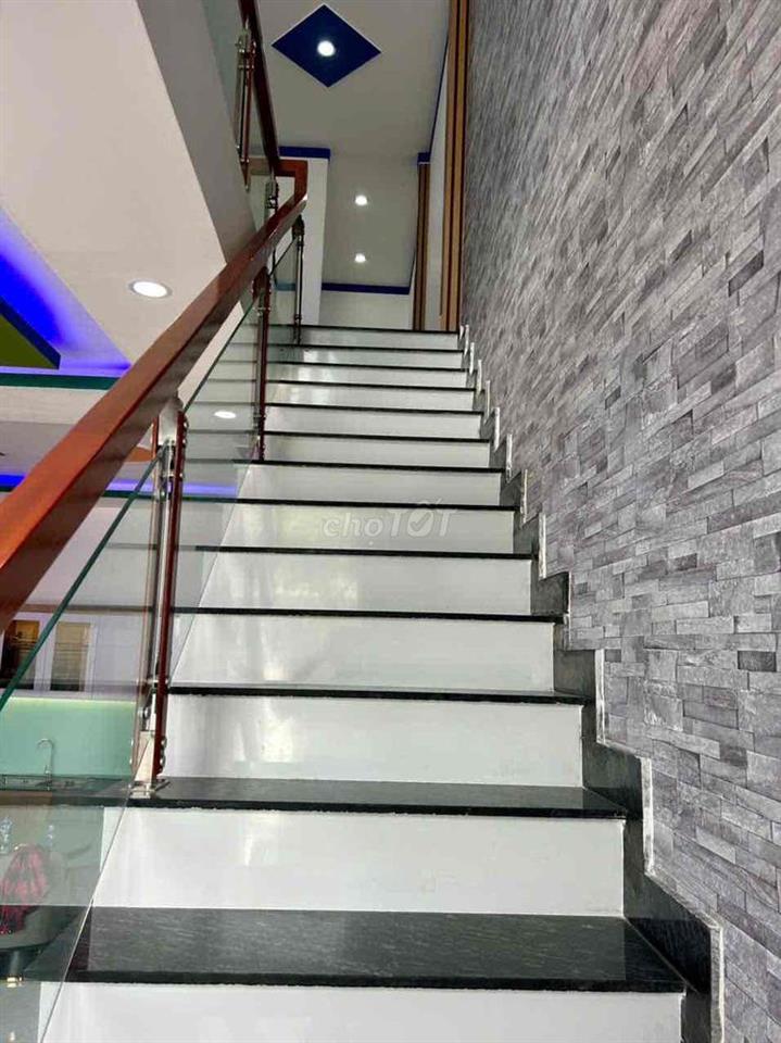nhà ngộp cần bán gấp , ngay trung tâm