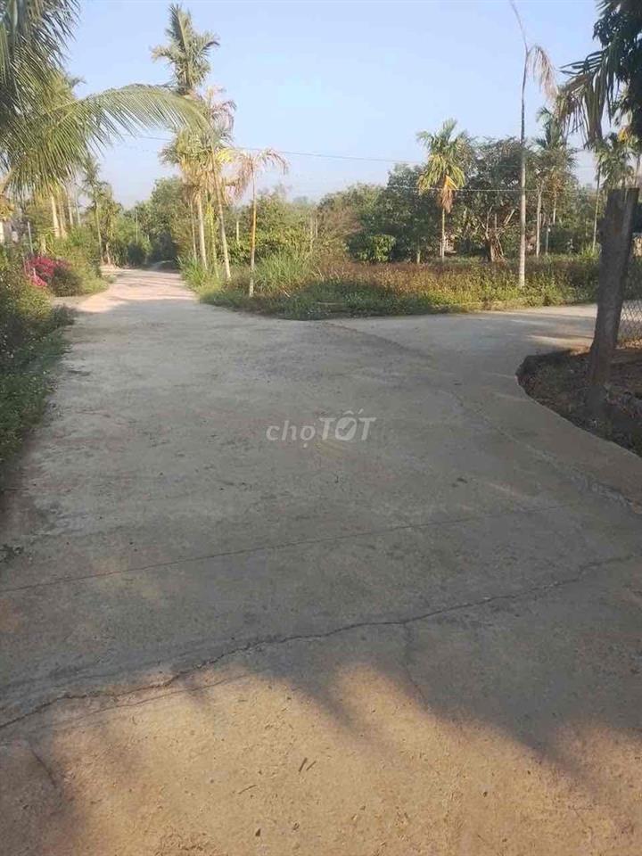 Bán 3 sào đất, thổ cư 400m2, có nhà cấp 4