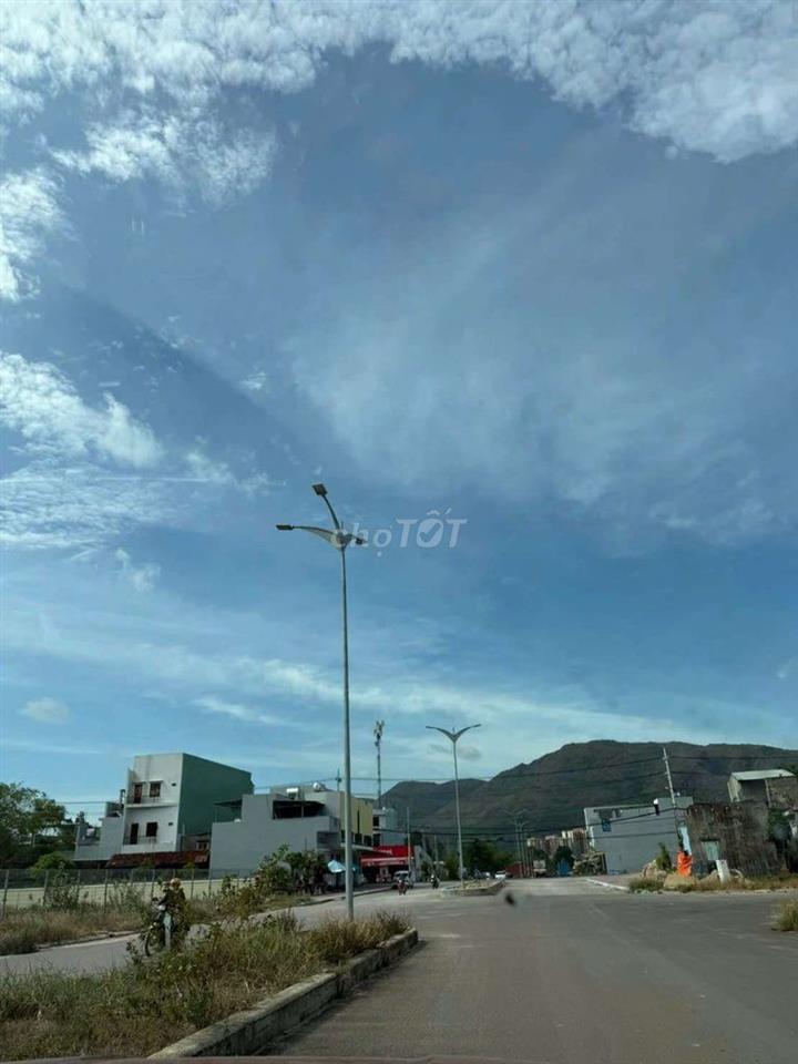 Bán đất ngay trường Cao Đẳng Bình Định giá 2 tỷ 150 triệu 