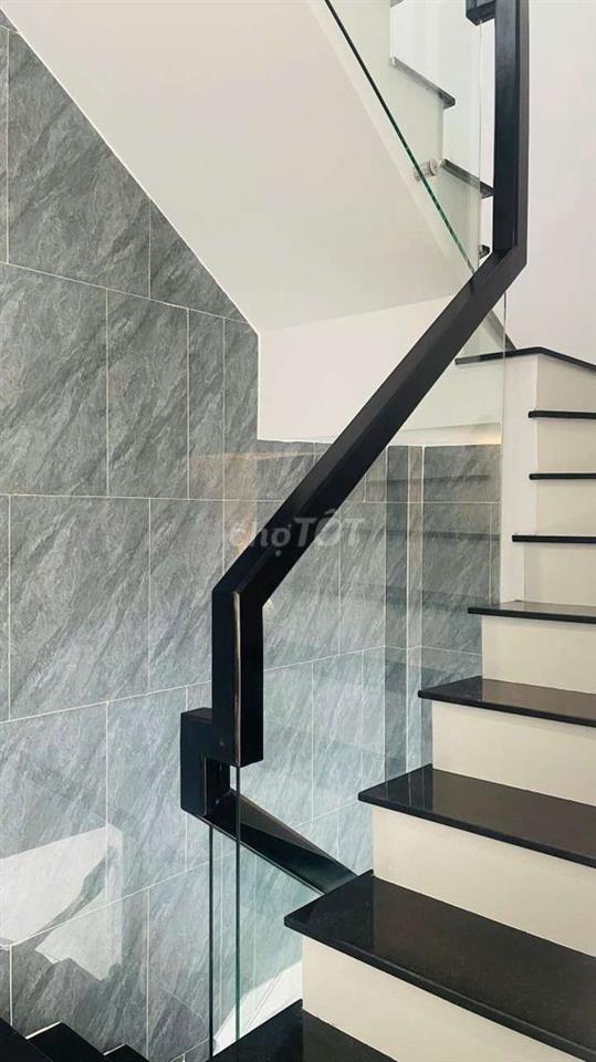 Bán nhà 2 tầng mới 100% cách biển chỉ 200m 