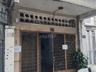Nhà ở gần sông thoáng mát