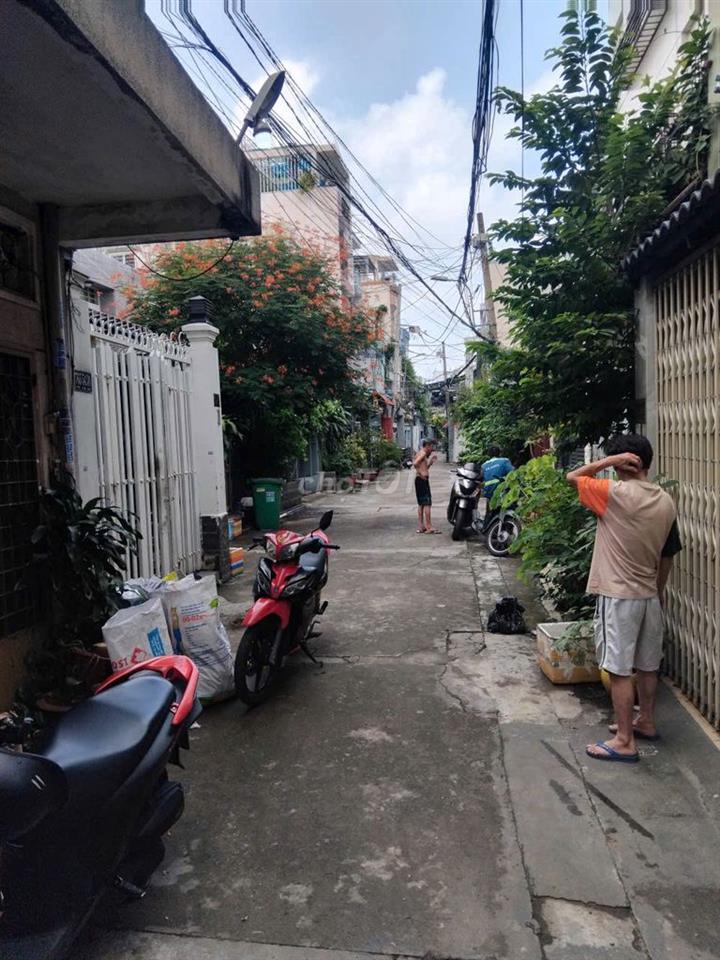 Nhà ở gần sông thoáng mát