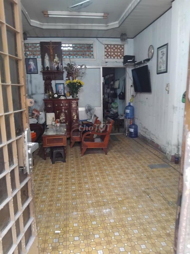 Nhà ở gần sông thoáng mát
