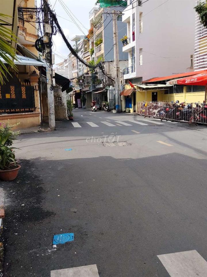 Bán nhà mặt tiền đường 12m.
