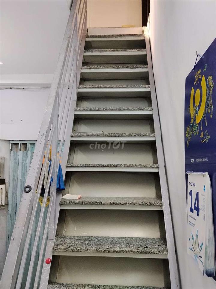 Bán nhà mặt tiền đường 12m.