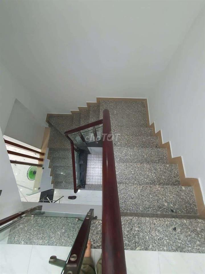 nha cho thuê.4m x 14m 2 làu 4p ngu 4wc