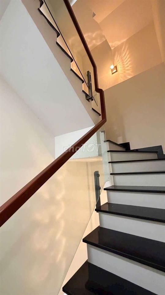 nhà 4 tầng đường nhựa thông 7m