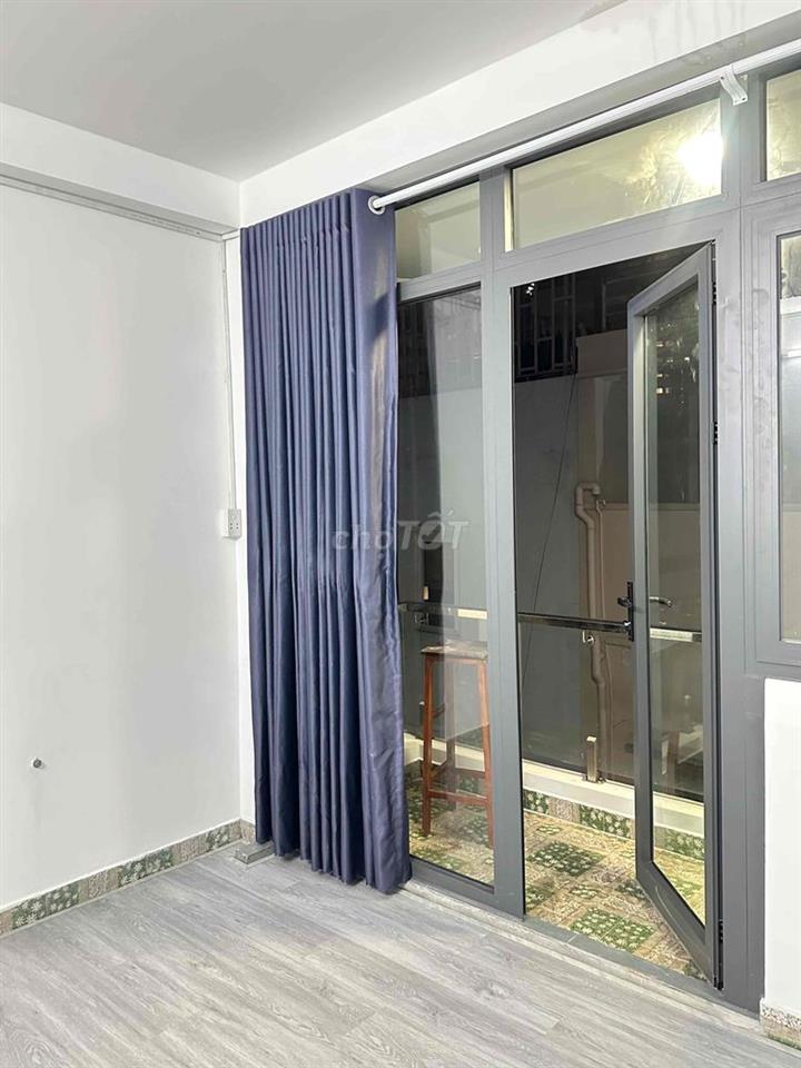 Cho thuê phòng mới, đẹp ở đường phan xích long ( có ban công )