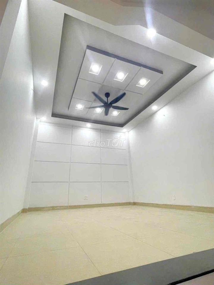 mình cần bán nhà 4,2x18 4 tầng sân thượng