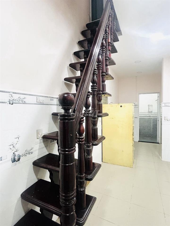 Nhà nhỏ, mới nguyên căn - trung tâm quận 10