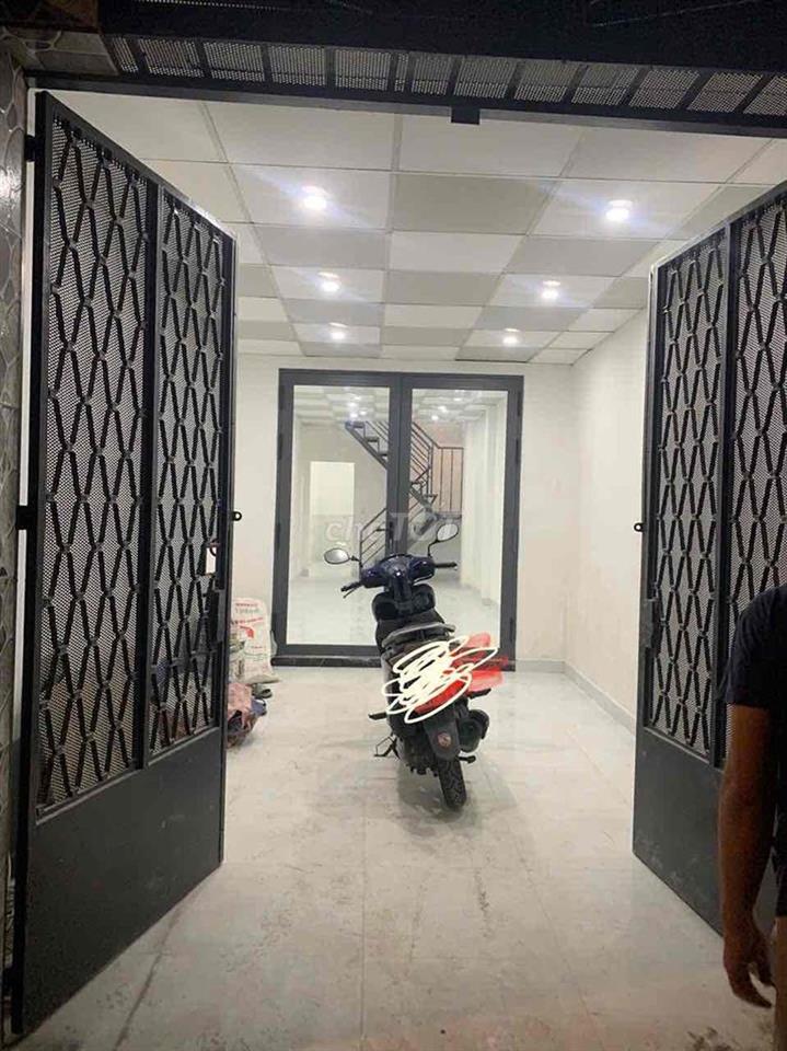 thuê nhà nguyên căn chính chủ hẻm xe hơi âu dương lân 3pn 2wc có sân