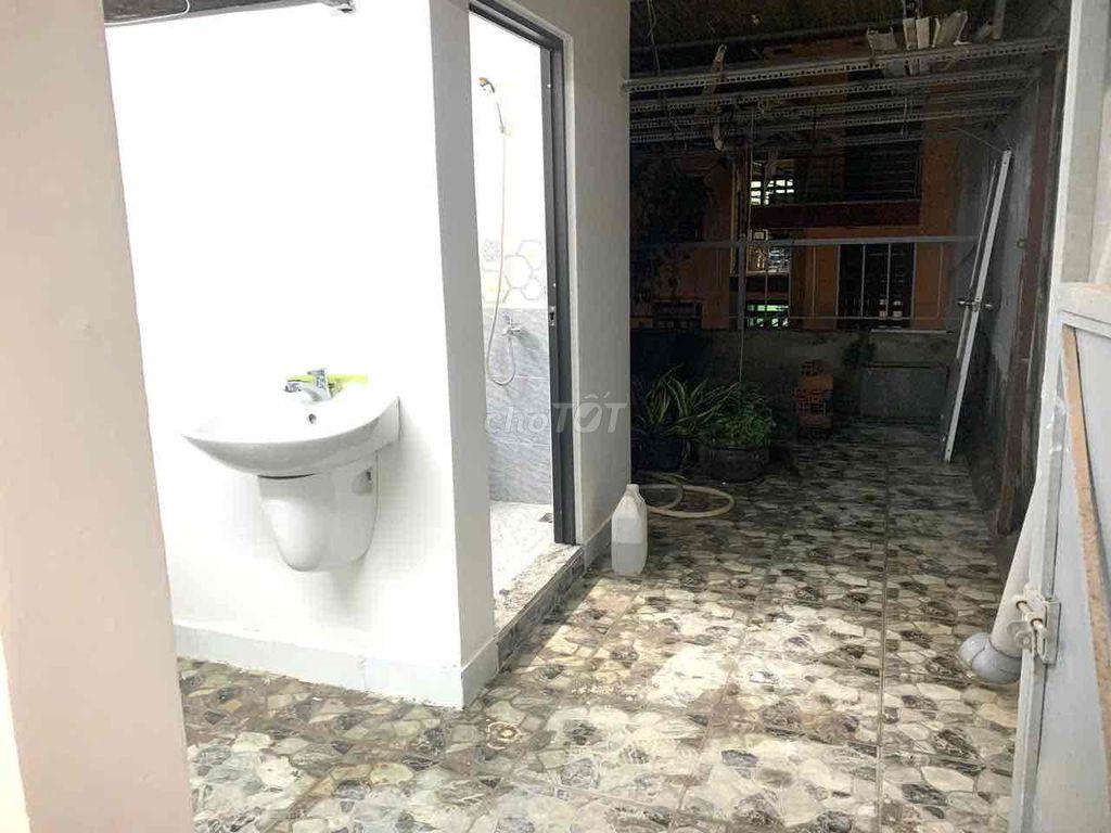 thuê nhà nguyên căn chính chủ hẻm xe hơi âu dương lân 3pn 2wc có sân