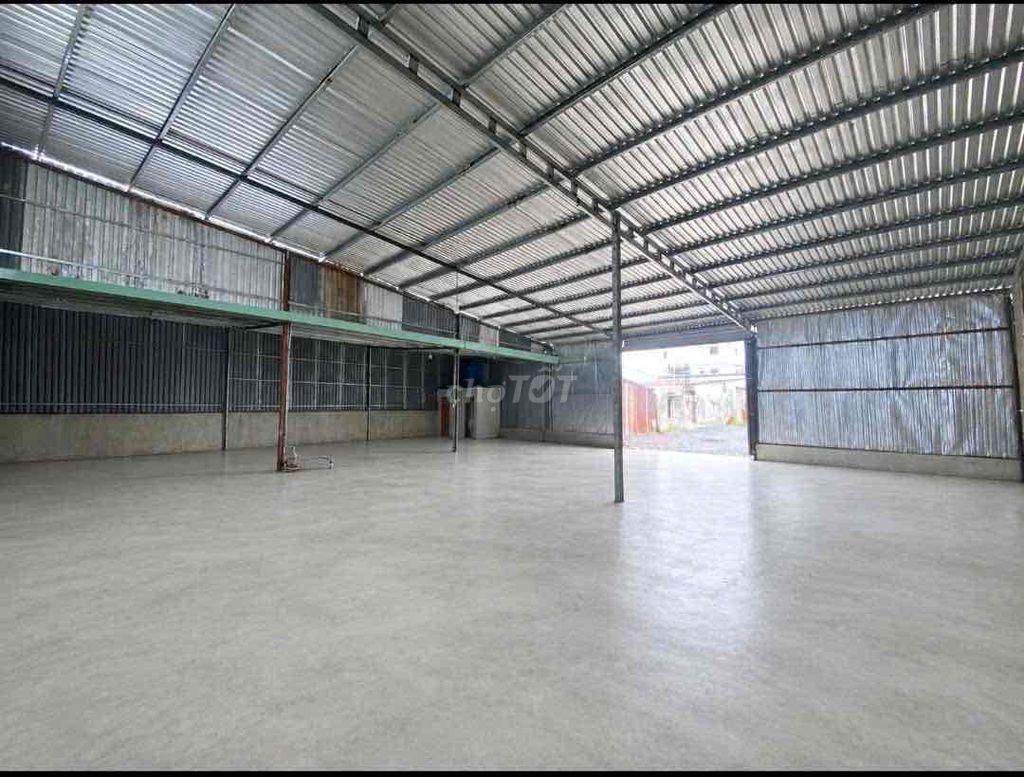 Tổng Dien tích 1000m xưởng 300m đường xe 10 tấn ra vào ok
