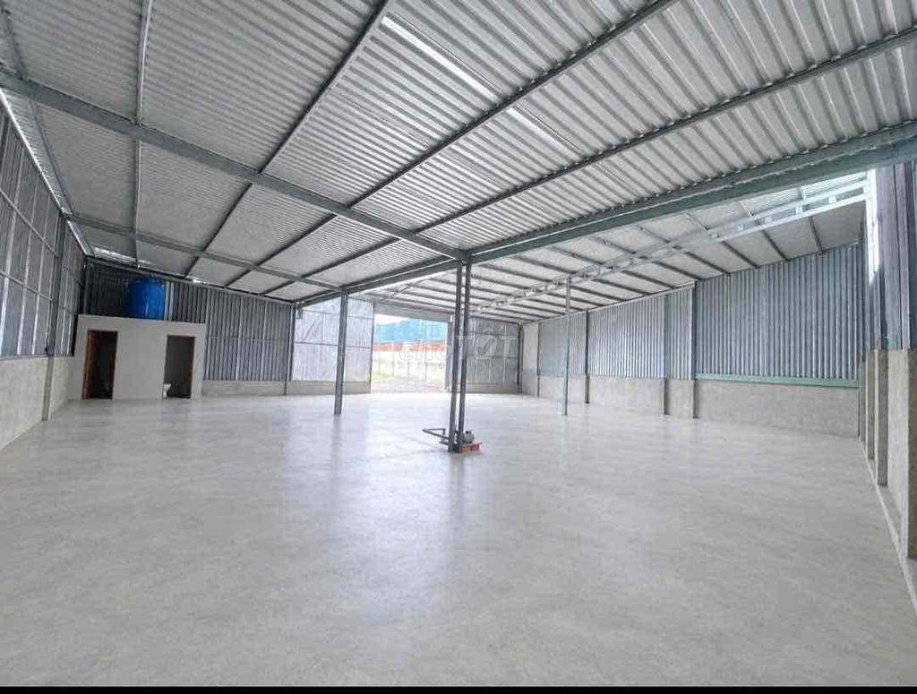 Tổng Dien tích 1000m xưởng 300m đường xe 10 tấn ra vào ok