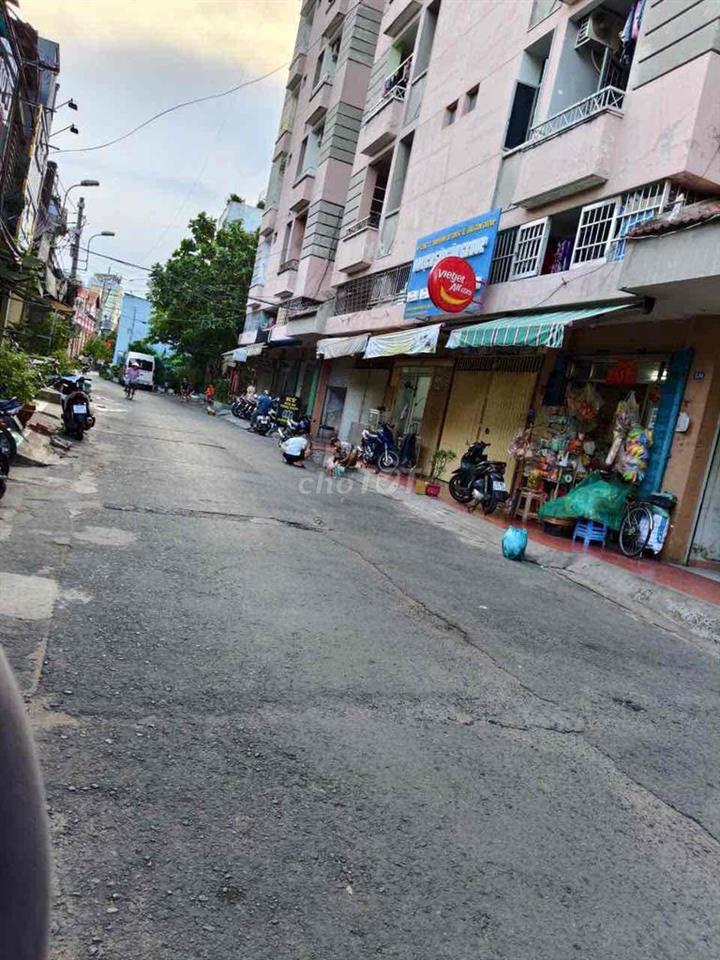 Mặt tiền tầng trệt, có 1 lầu suốt, tiện kinh doanh.