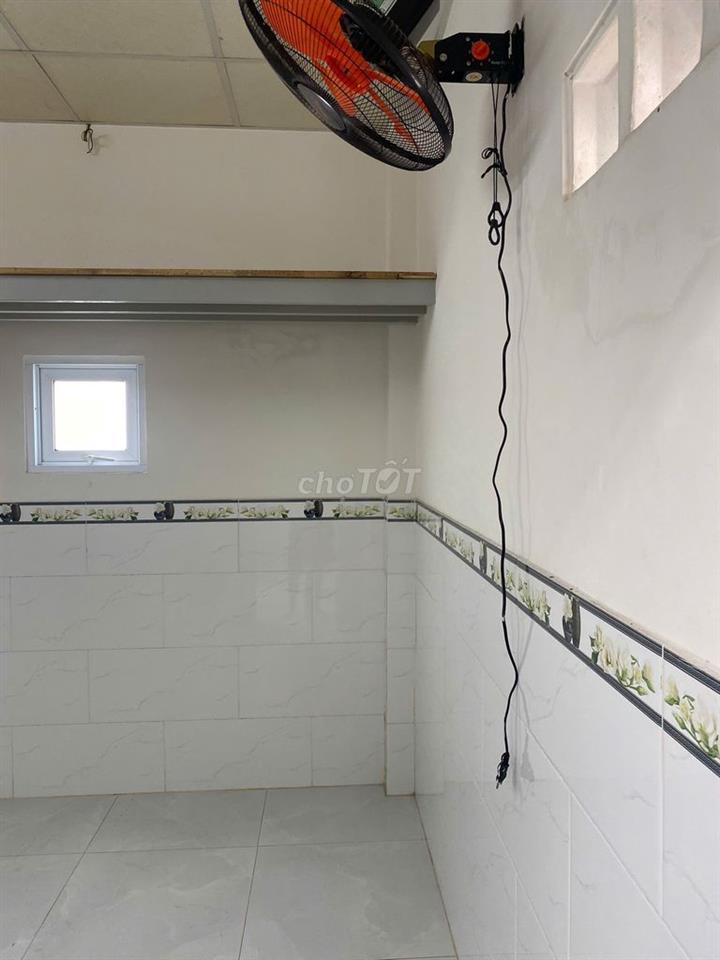 Phòng trống, hẻm Đoàn Văn Bơ 2tr
