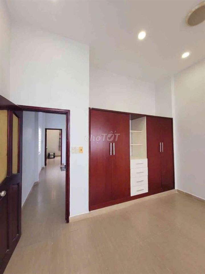 Bán Nhà Sát Cầu Ngã Tư Ga - 52m2 - Hẻm Ô Tô - 2 Tầng BTCT chắc chắn .
