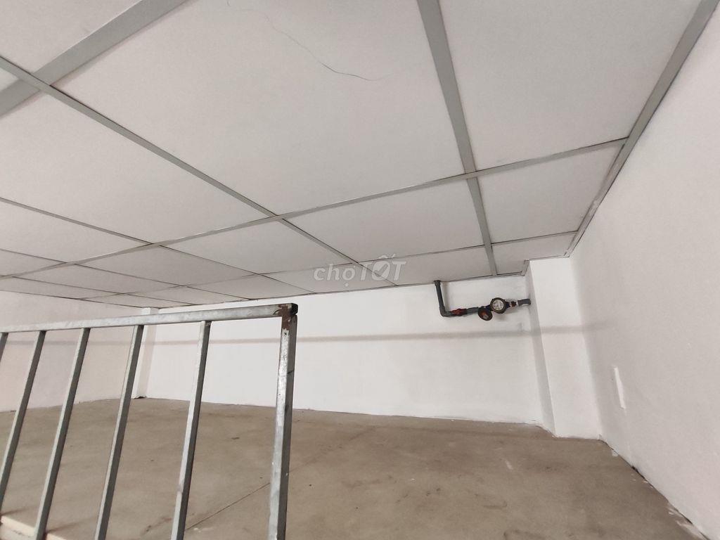 Phòng lầu 2, 4m x 3,5m ( có gác chỉ để đồ)