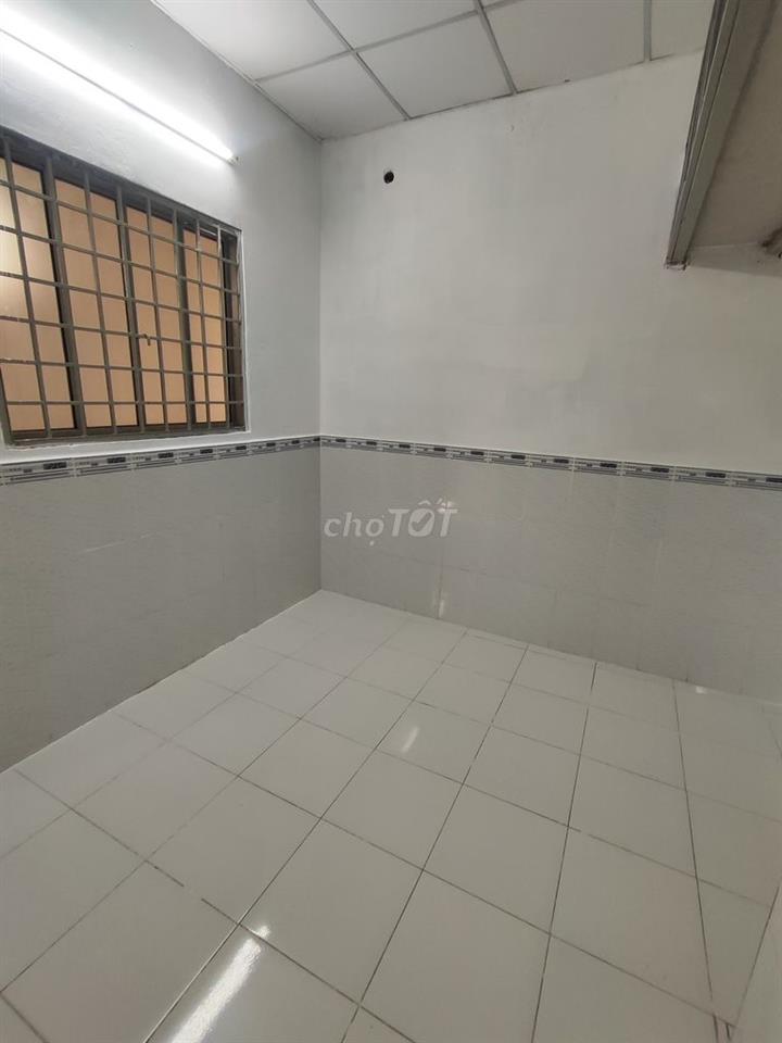 Phòng lầu 2, 4m x 3,5m ( có gác chỉ để đồ)
