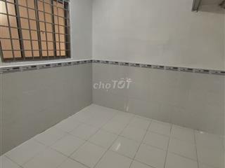Phòng lầu 2, 4m x 3,5m ( có gác chỉ để đồ)
