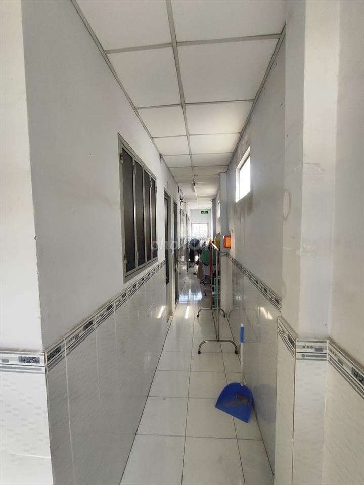 Phòng lầu 2, 4m x 3,5m ( có gác chỉ để đồ)