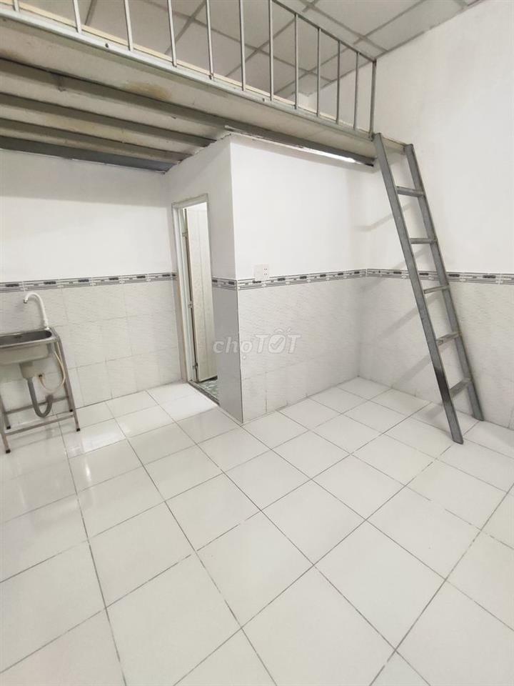 Phòng lầu 2, 4m x 3,5m ( có gác chỉ để đồ)