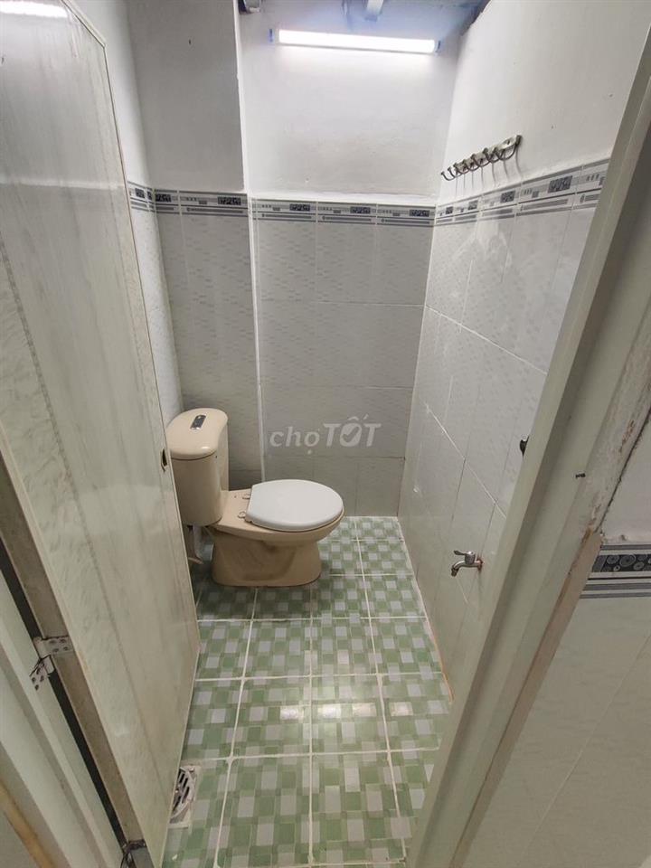 Phòng lầu 2, 4m x 3,5m ( có gác chỉ để đồ)