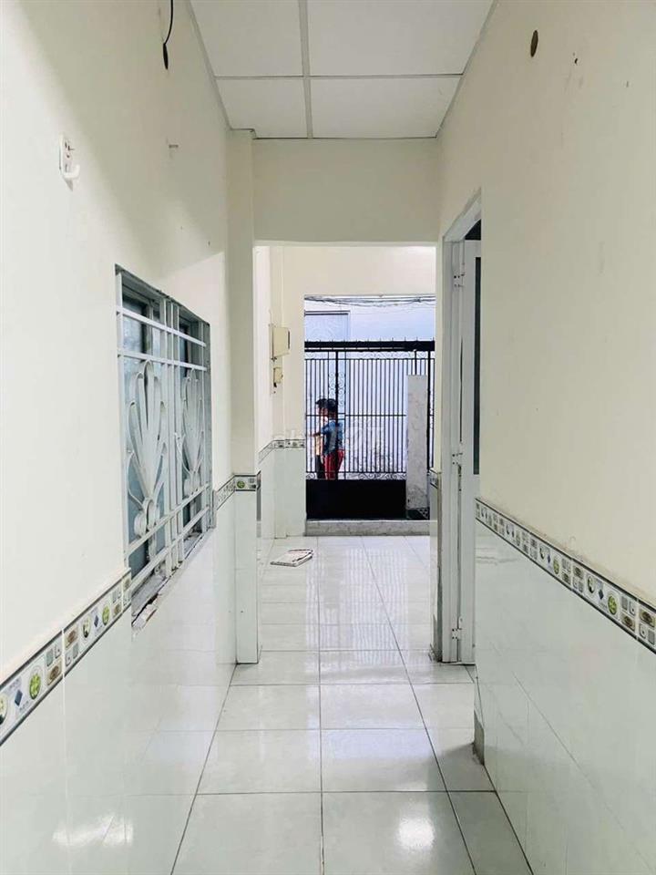 Nhà ngay Chợ Hiệp Bình Bán gấp DT 53m2 ngang 4m vuông vức Sổ hồng 