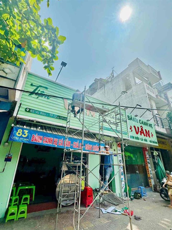 cần bán nhà mặt tiền đuờng vũ bảo dt 205m2 ngang 9m7 dài 20( nở hậu L)