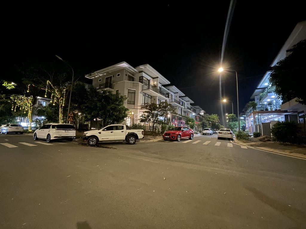 BÁN CĂN GÓC HIẾM – MẶT TIỀN ĐƯỜNG LỚN – LAVILA NAM SÀI GÒN