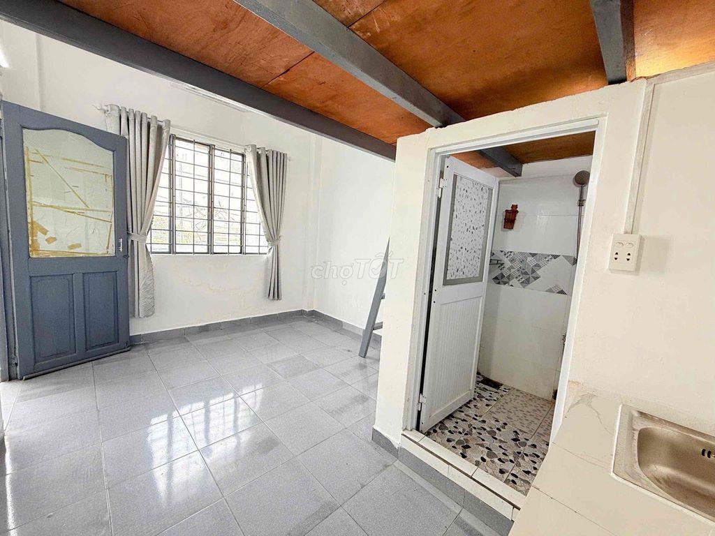 Phòng gác máy lạnh bancol có gác q12 giá 3tr4