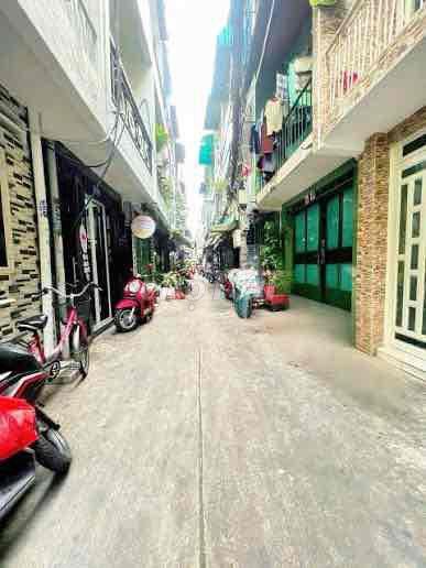 Hẽm 134 một sẹt Đoàn Văn Bơ khu 20 thước q4