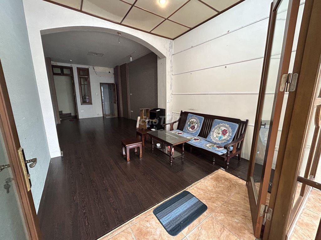 Chính chủ cho thuê mặt bằng 30m² tầng 1 mặt đường Hoàng Hoa Thám