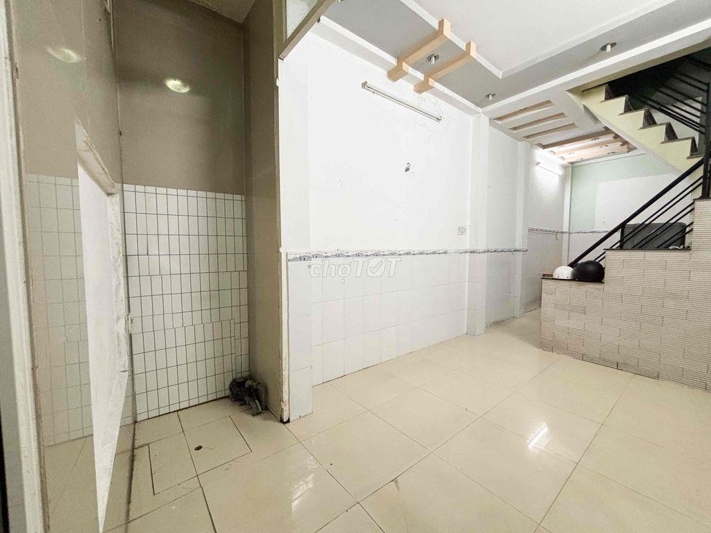 nhà nguyên căn quận 3: 2pn, 2wc, ban công