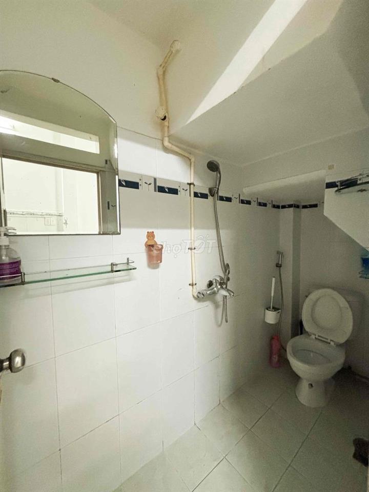 nhà nguyên căn quận 3: 2pn, 2wc, ban công