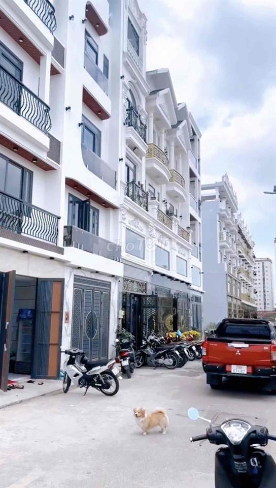 còn xót lại *** lo đất lọt khe khu nhà đồng bộ 390 Lê Đức Anh