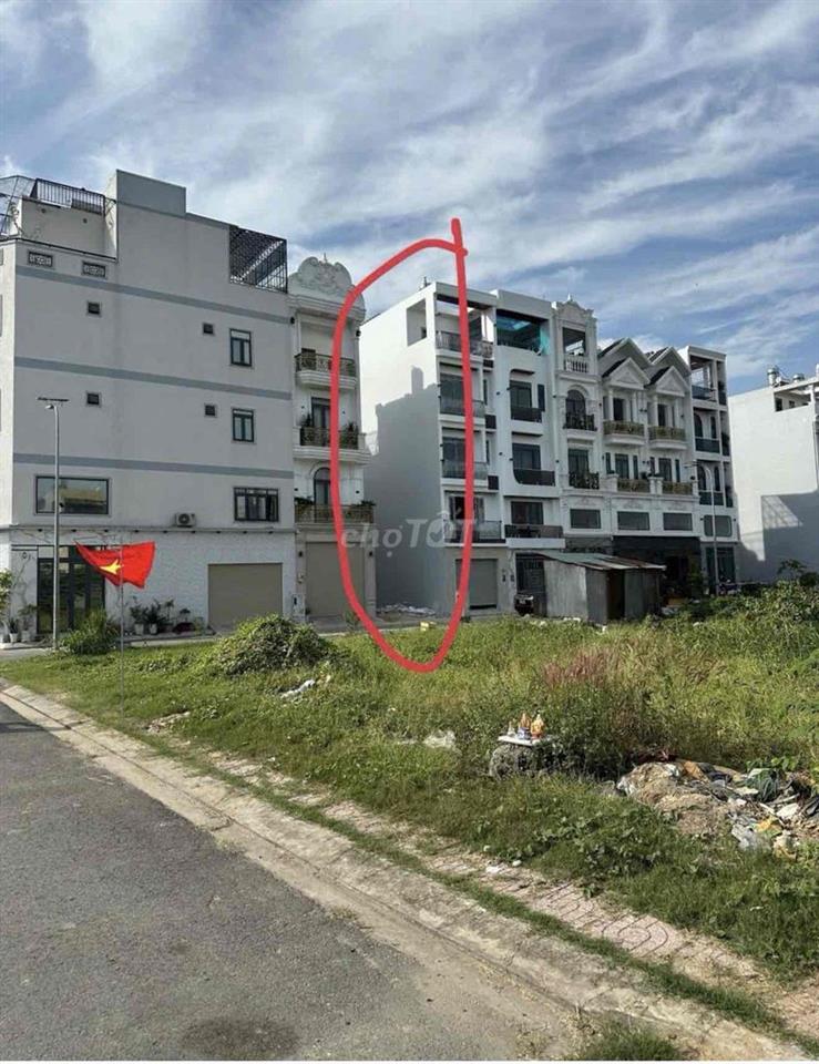 còn xót lại *** lo đất lọt khe khu nhà đồng bộ 390 Lê Đức Anh