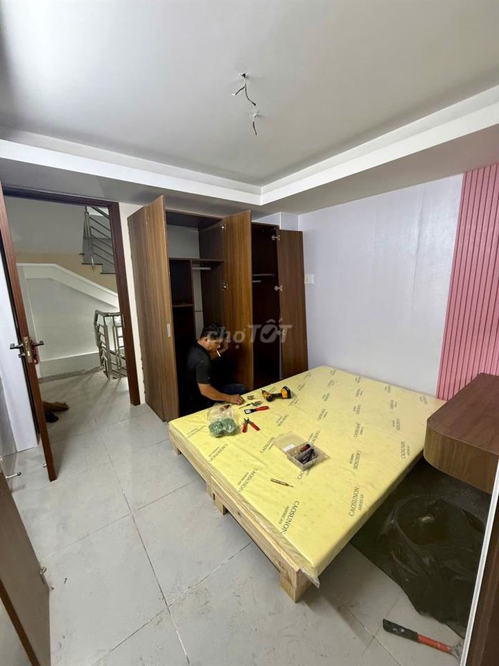 Studio ban công 2 phòng ngủ đầy đủ nội thất mới, đường lớn, trung tâm