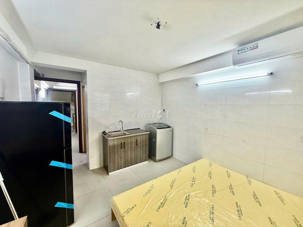 Studio ban công 2 phòng ngủ đầy đủ nội thất mới, đường lớn, trung tâm